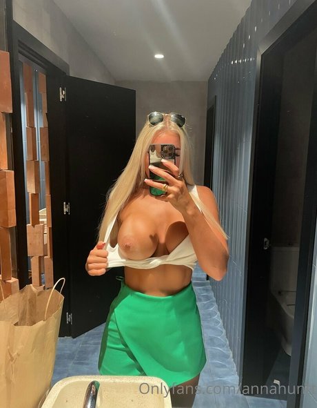 annahuntt nude model image