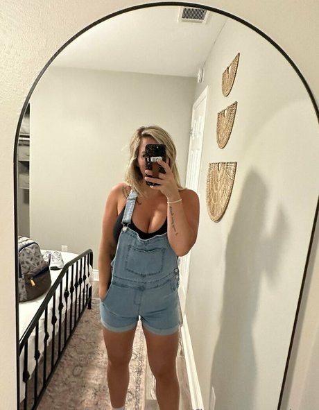 fitmomnextdoor star high quality photo