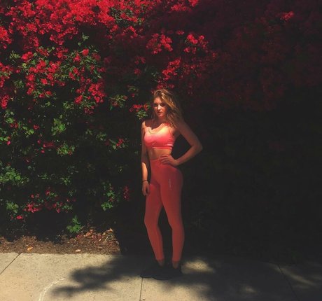 Willow Shields pornstar sexy images