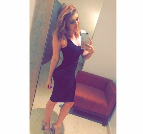 Willow Shields naked model pictures