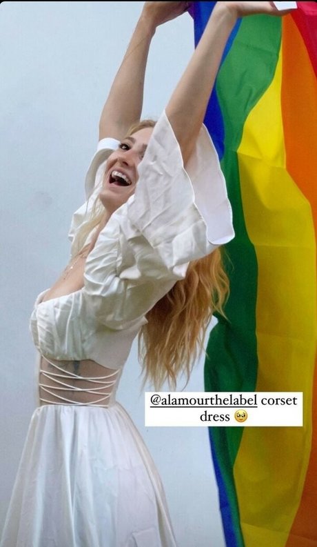 Willow Shields hot model pics