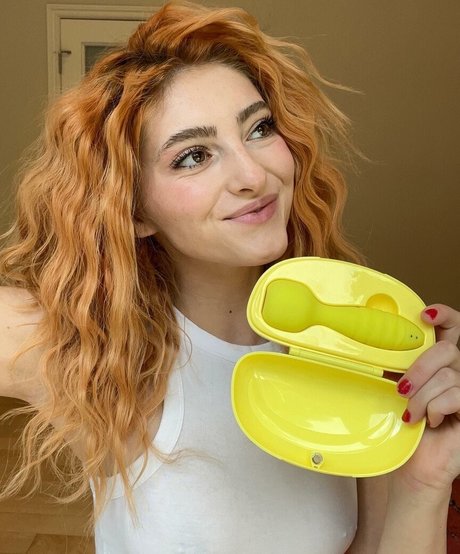 Willow Shields naked pornstar pics