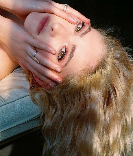 Willow Shields sex pornstar gallery