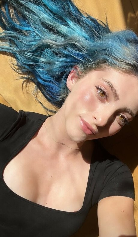 Willow Shields pretty star pictures