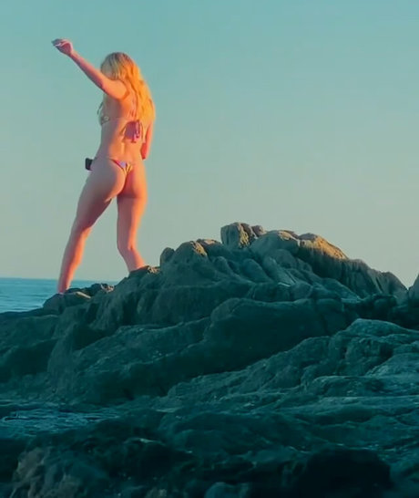 Willow Shields pretty star img