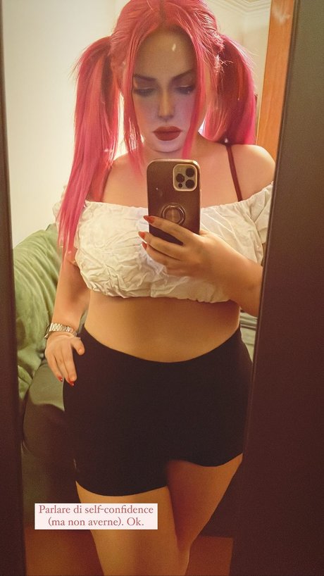 Red Lilium nudes actress images