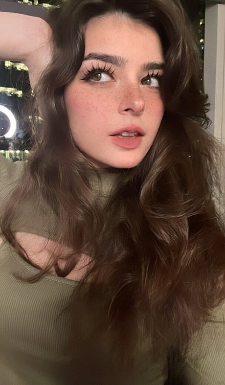 Aruuu model beautiful pic