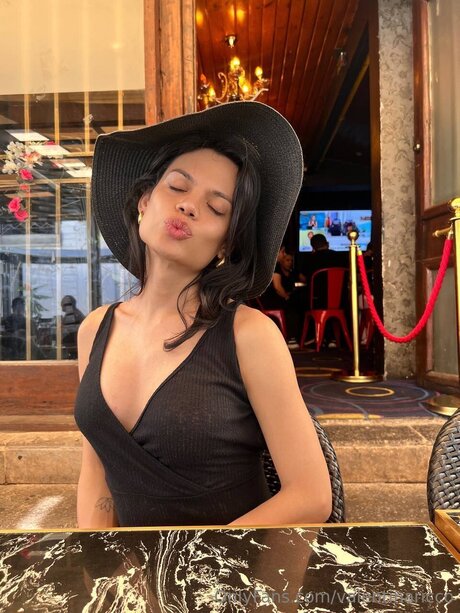 Valentinaricco art model gallery