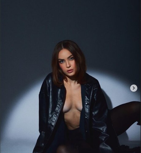 MaceiO nice pornstar img