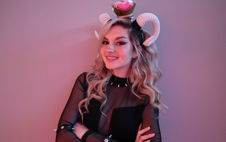 Busy B ASMR naked model photo