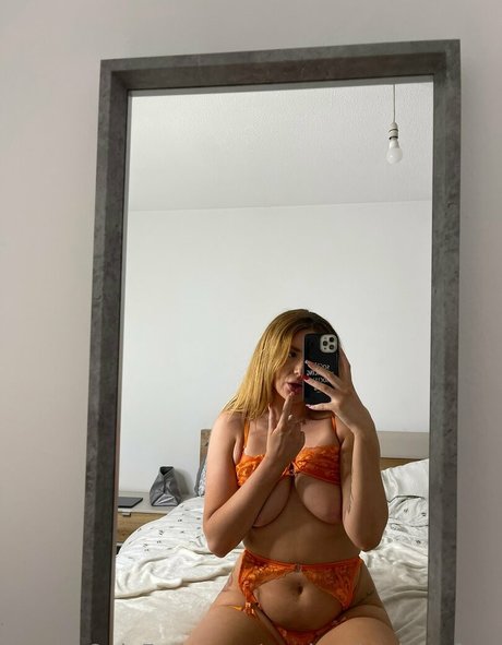 annieecharlottefree naked model images