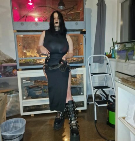 thethreeheadedsnake star naked img