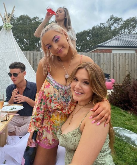 Alanna Pow pornstar pretty gallery