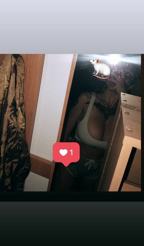 suzizvonar nude model pic