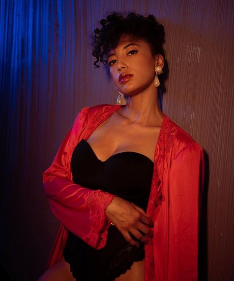 Andy Allo star erotic pics