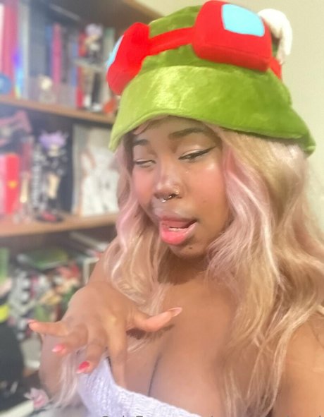 audreyquinzel pornographic model image