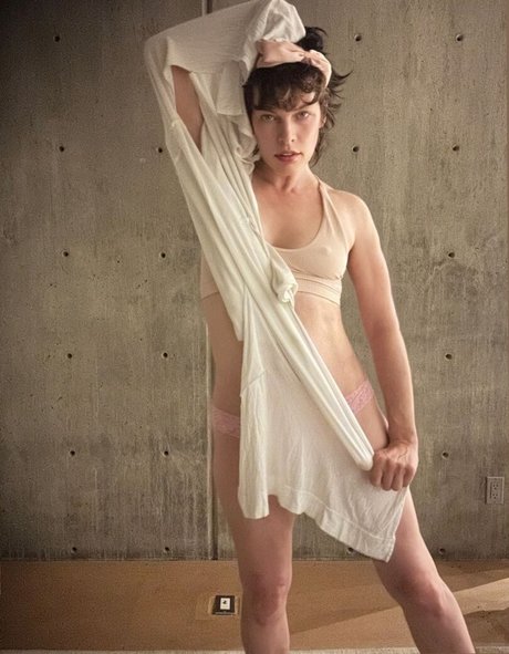 Milla Jovovich best actress images