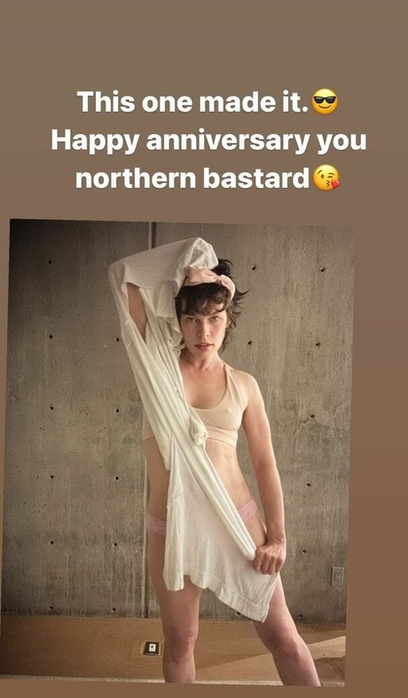 Milla Jovovich model picture