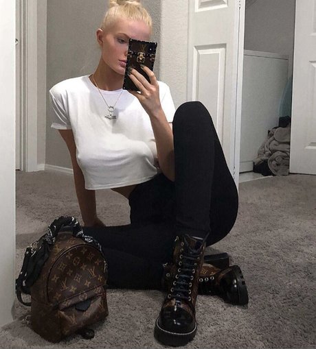 ZiennaEve sexy actress photo