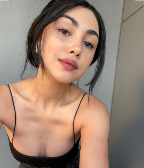 Alexa Mansour model exclusive pic