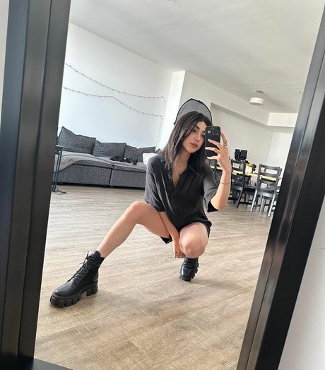 Alexa Mansour nude star photo