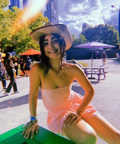 Alexa Mansour sexy star pics