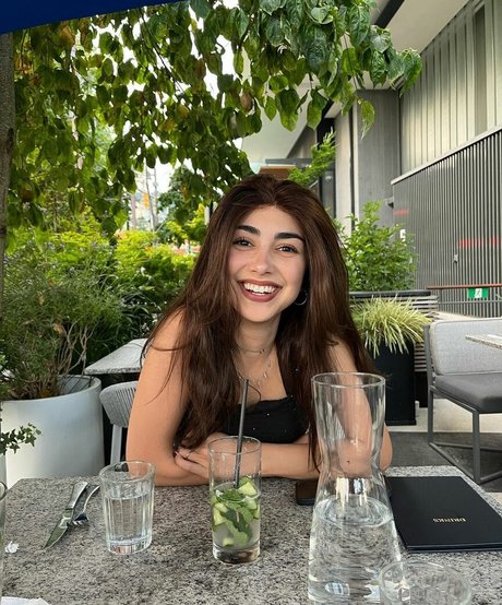 Alexa Mansour top actress pictures