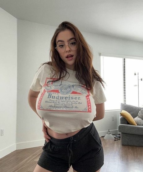 Missyann602 model top image