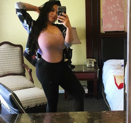 iloveteniah nude pornstar pic