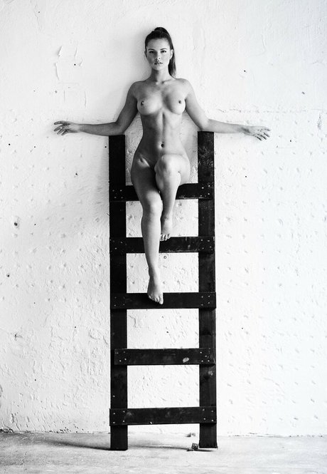 Julia Zu nude model gallery