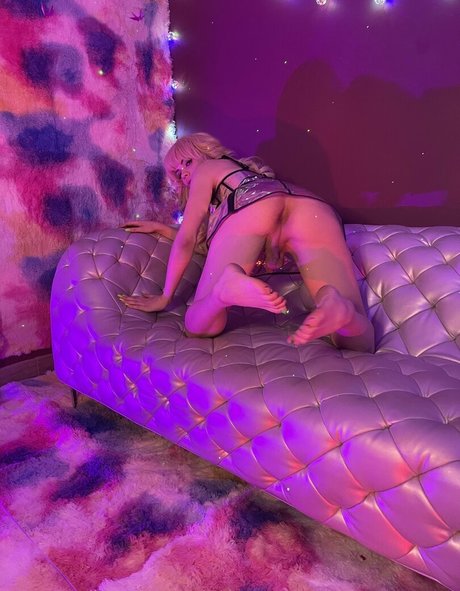 katezoha naked star img