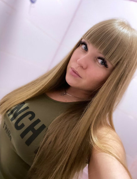 rude in life exclusive model picture