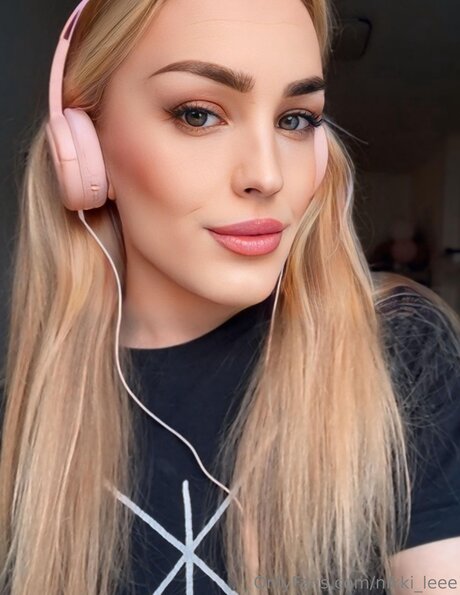 Nikki Leee beautiful actress photos