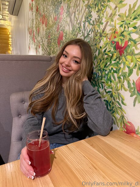 Milky Di star top picture