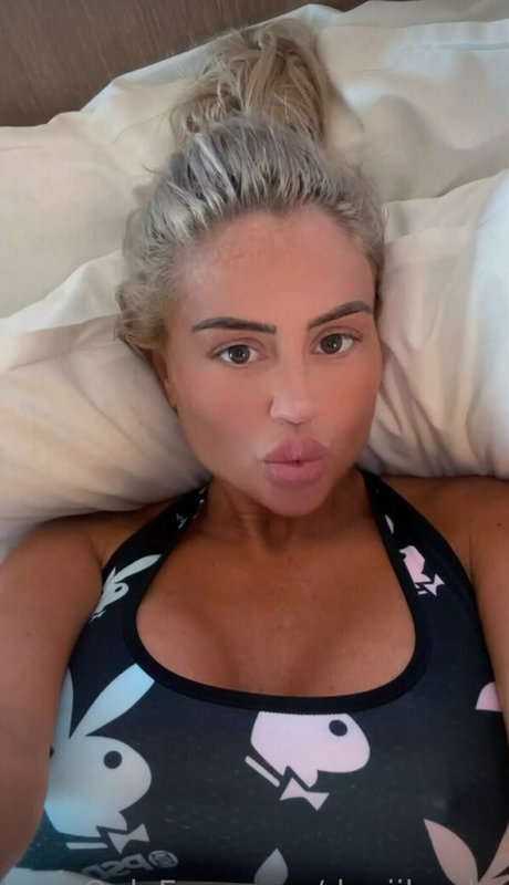 daniibanks model naked picture