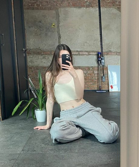 Aloona Larionova model hd images