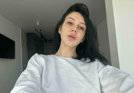 adelebee art model pic