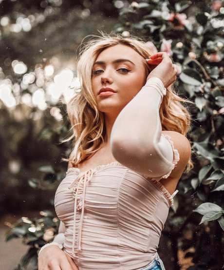 Peyton List naked model photo
