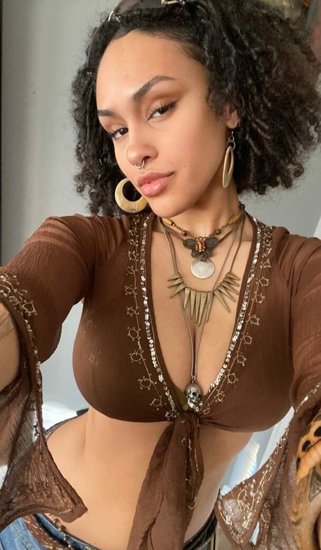 Aaliyeezy star adult pics