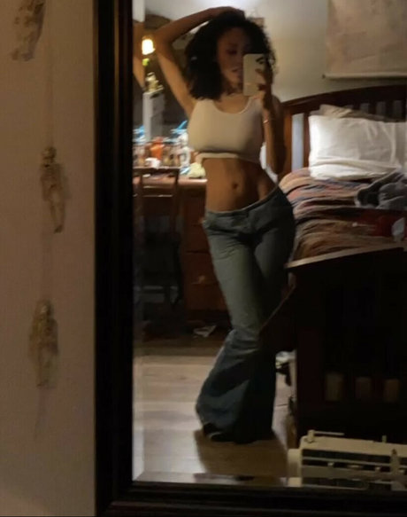 Aaliyeezy naked model picture