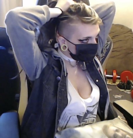 Kiwo exclusive model photo