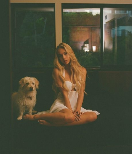 Alexis Ren pornographic model pic