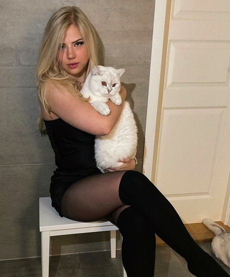 Majijej model adult image