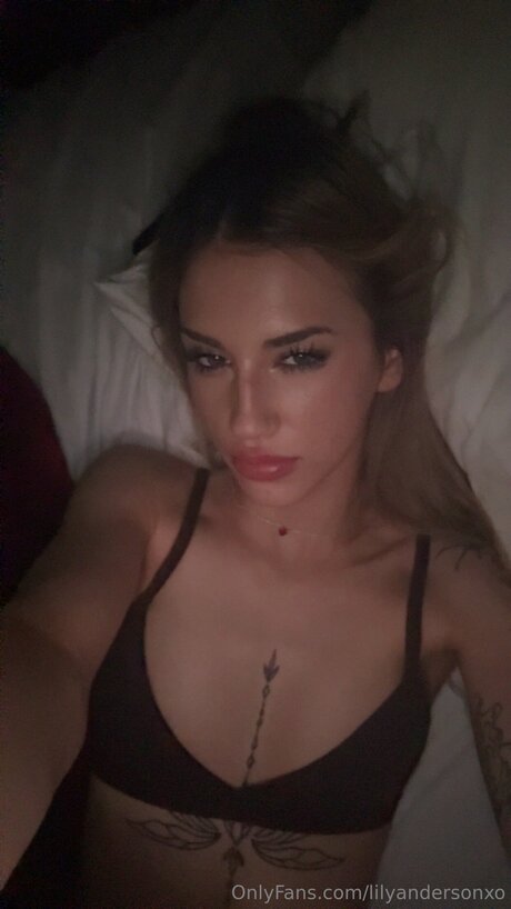 Lilyandersonxo model nude pic