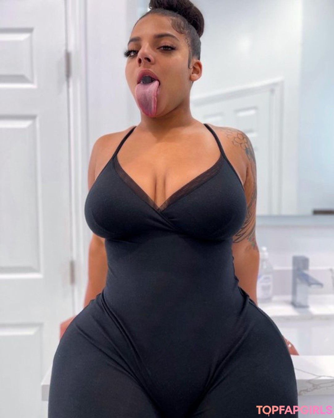 KKVSH model erotic picture