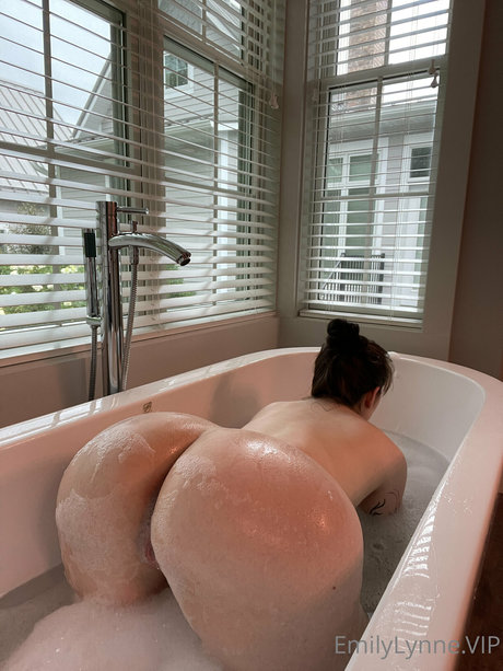 curvy lesbian onlyfans porn pic