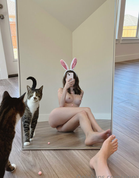 zipoz model erotic photos