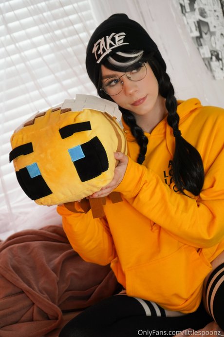 Little Spoonz star pornographic picture