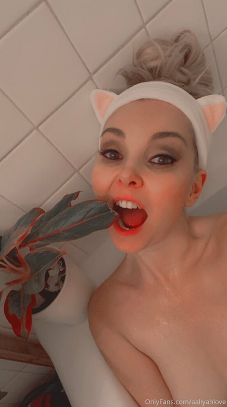aaliyahlove porn model photo