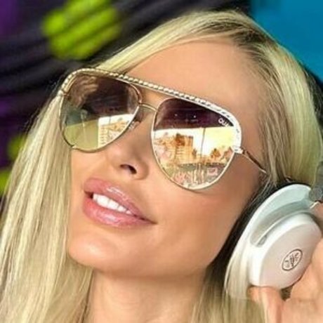 Samantha XO Swinger DJ model hot pictures